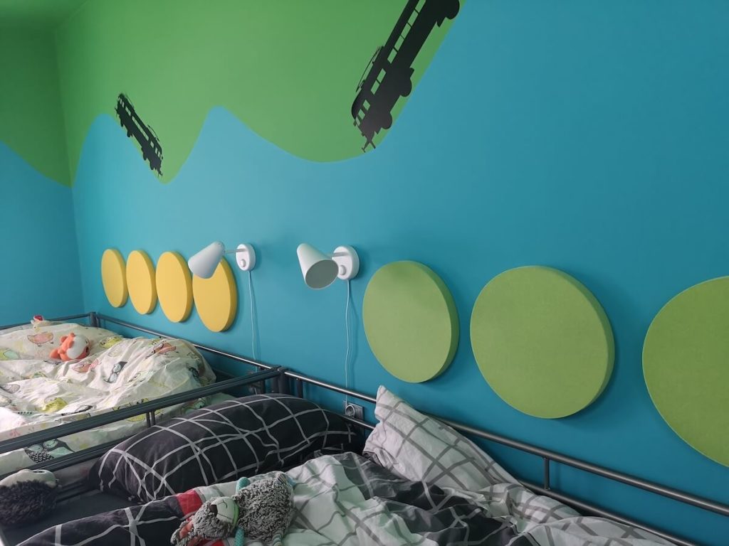 pokój blizniakow z miękkimi panelami fluffo nad łóżkiem